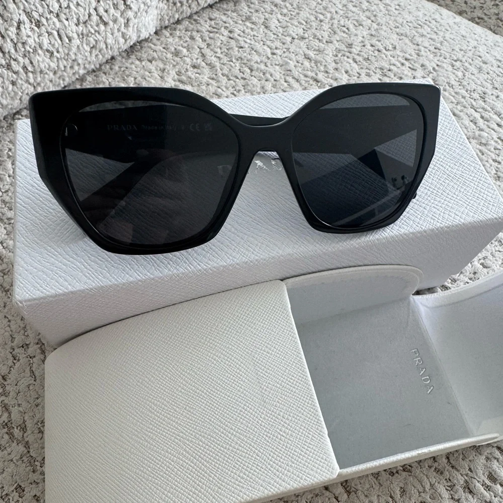 Prada Sunglasses 100% authentic - Picture 1 of 9